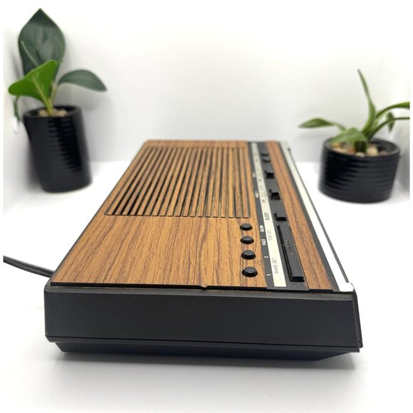 Vintage General Electric AM/FM Woodgrain Alarm Clock Radio 7-4624B - Picture 3 of 14